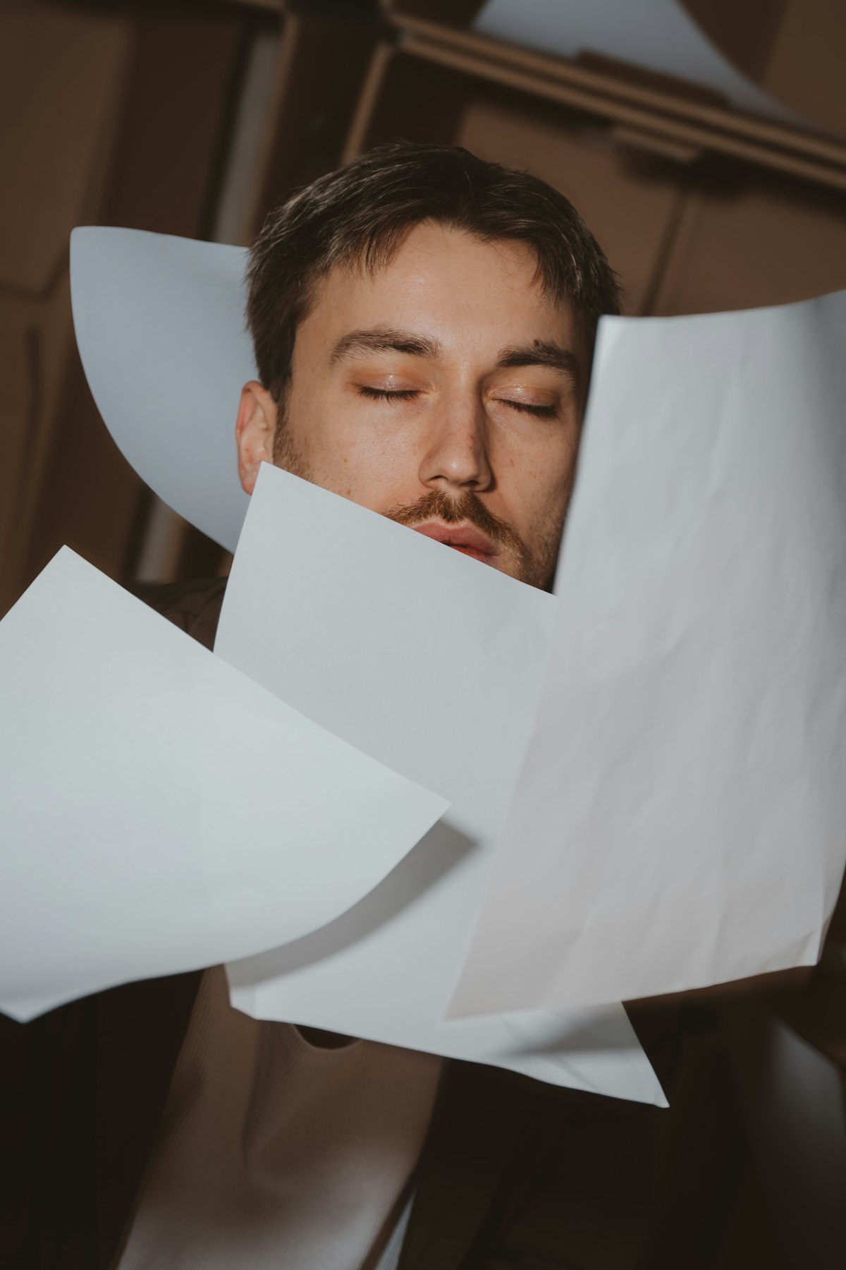 밤늦게까지 스탠드 조명 아래에서 머리를 감싸쥐고 영문 이력서를 수정하며 고민하는 남성 지원자