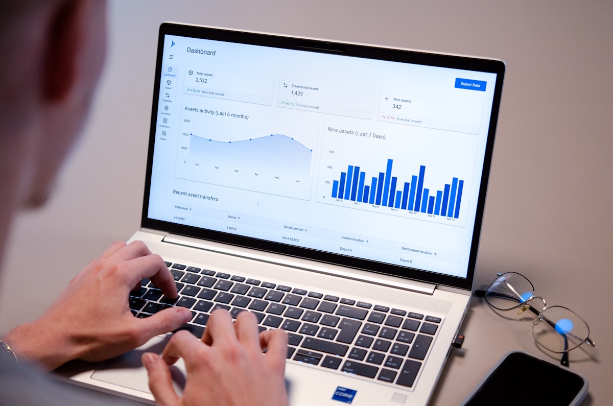 단순 번역은 이제 끝났습니다: 2026년 ATS(지원자 추적 시스템)를 뚫는 '의미론적(Semantic)' 영문 이력서 작성법