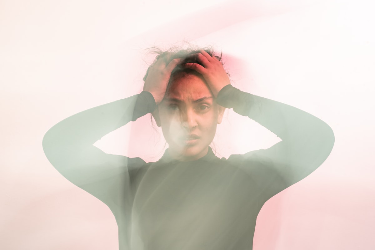 밤늦게까지 어두운 방 안에서 노트북 화면의 이력서를 띄워놓고, 턱을 괴며 단어 하나하나를 고민하고 있는 중급 경력직 남성 지원자