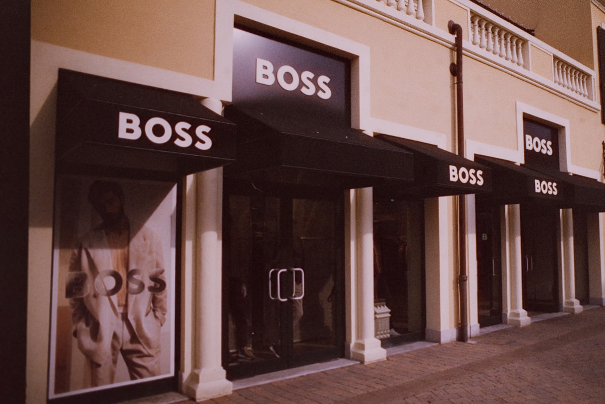 깔끔한 정장 차림으로 태블릿을 들고 자신의 성과 지표가 담긴 그래프를 설명하며 자신감 있게 미소 짓는 남성