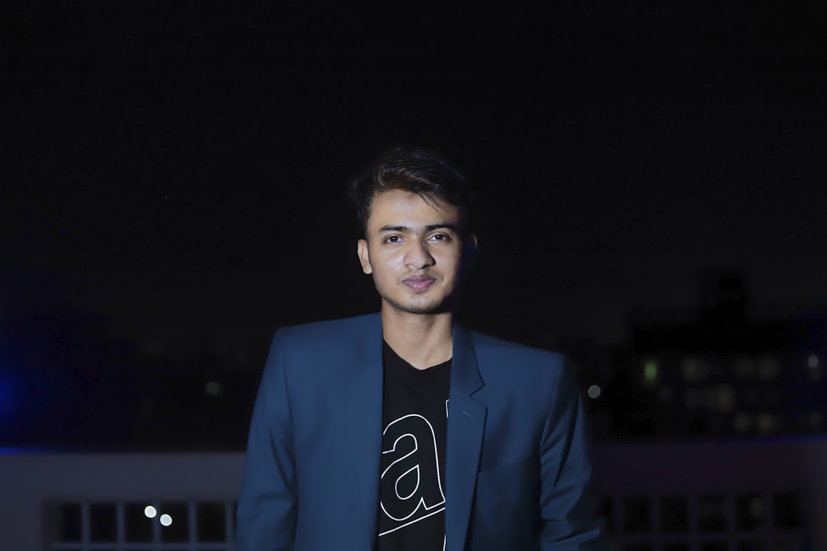 밝고 모던한 오피스 회의실에서 외국인 면접관들과 웃으며 악수하는 자신감 넘치는 여성