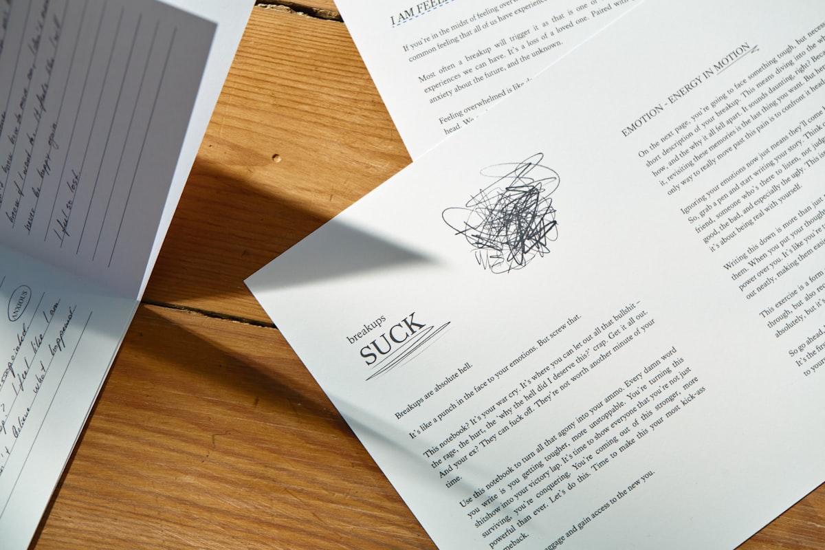 깔끔하게 정리된 화이트 데스크 위에 놓인 맥북 화면에 영문 이력서의 텍스트가 정교하게 정렬되어 있으며 옆에는 커피 한 잔이 놓여 있는 전문적인 작업 환경