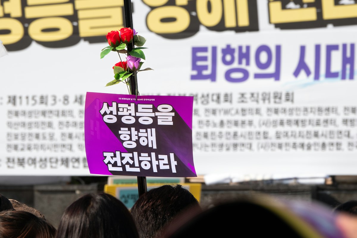 관리직에서 다시 '실무(IC)'로 돌아가고 싶다면? 2026년 글로벌 이직 시 'Overqualified' 꼬리표를 떼는 영문 이력서 전략
