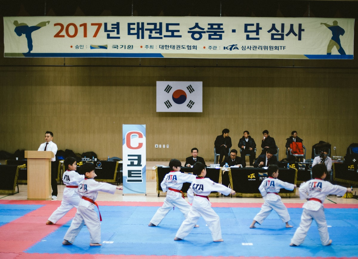 공공기관·공무원 경력의 대반전: '관료적 행정'을 글로벌 기업이 탐내는 '거버넌스 전략'으로 재포장하는 법