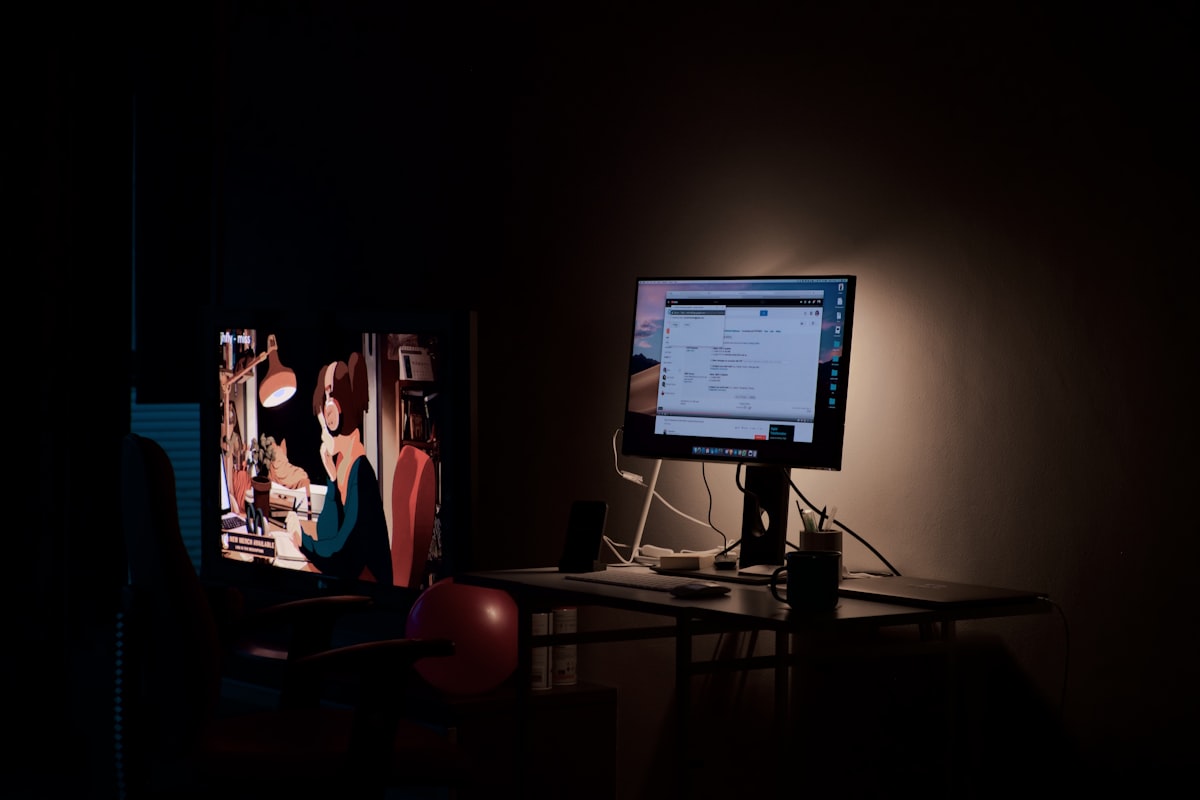 어두운 서재에서 스탠드 조명 하나에 의지해 모니터 속 영문 이력서의 단어 하나하나를 고심하며 수정하고 있는 지원자의 집중력 있는 모습