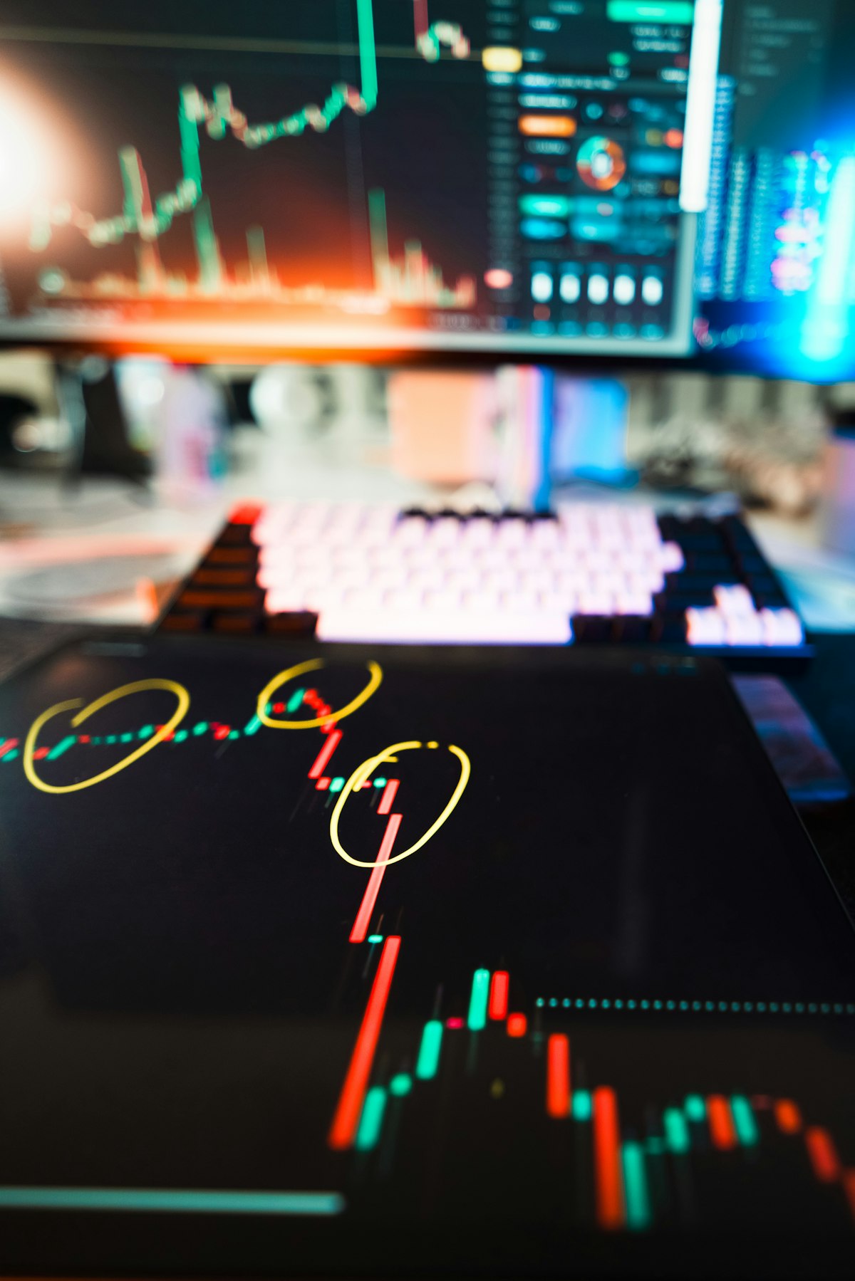 어두운 배경 속에서 노트북 화면의 밝은 빛이 안경에 반사된 채 집중하며 이력서의 텍스트 하나하나를 정밀하게 분석하는 전문가의 손