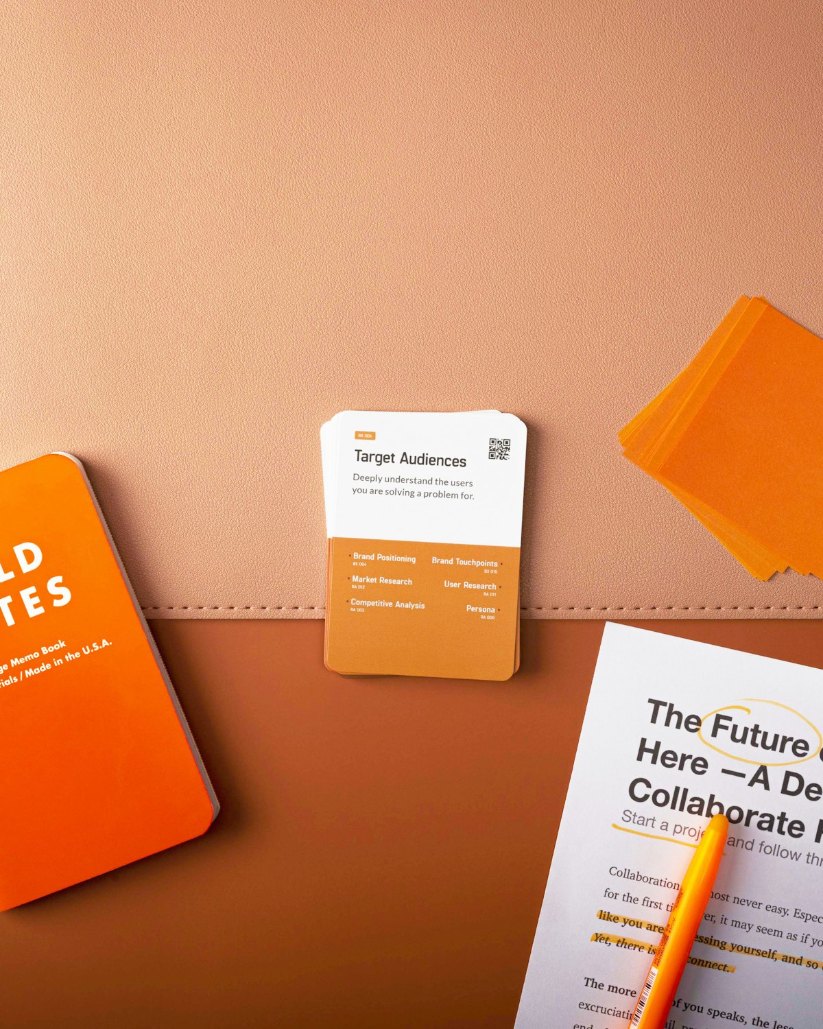 세련된 정장 차림의 여성이 현대적인 오피스 유리창 너머로 복잡한 데이터가 나열된 화이트보드를 보며 전략을 구상하는 뒷모습