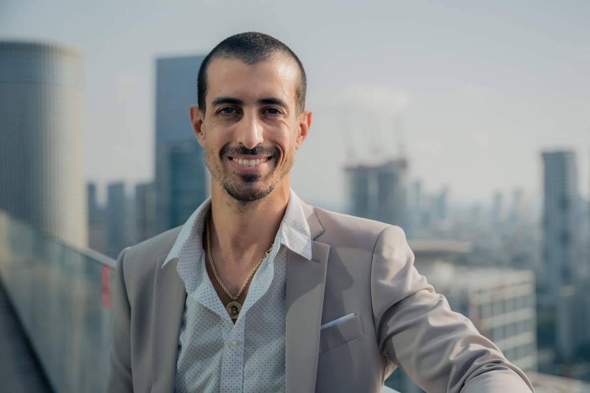 성공적인 이직 후 세련된 뉴욕 오피스 통창 너머로 시티뷰를 바라보며 커피를 마시는 여유로운 모습의 직장인